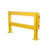 Eine gelbe Sicherheitsschranke mit zwei stabilen Beinen und einem horizontalen Balken, die für industrielle oder arbeitsstättenbezogene Schutzmaßnahmen konzipiert ist.