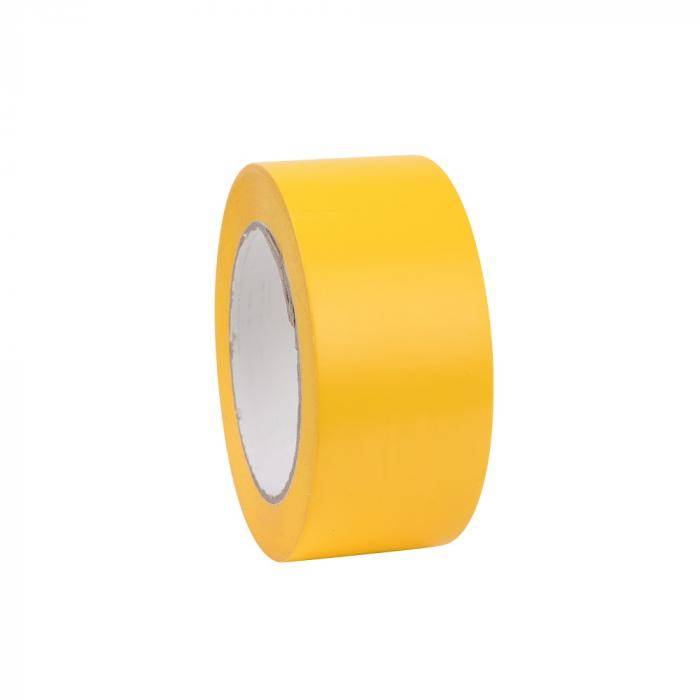 Gelbe Rolle Klebeband auf weißem Hintergrund.