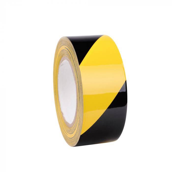 Rolle schwarzgelbes Warnband mit diagonalen Streifen auf weißem Hintergrund.