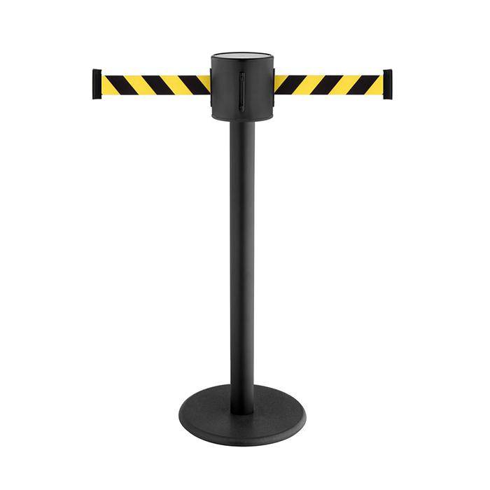 Schwarze Absperrstange mit rundem Fuß und zwei gelb-schwarz gestreiften einziehbaren Armen, die horizontal ausgestreckt sind.