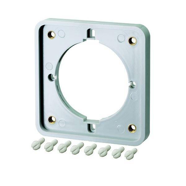 Eine weiße Kunststoff-Montageplatte mit einer kreisförmigen Mitte und acht kleinen Schrauben darunter, die zum Befestigen von elektrischen Geräten verwendet wird.