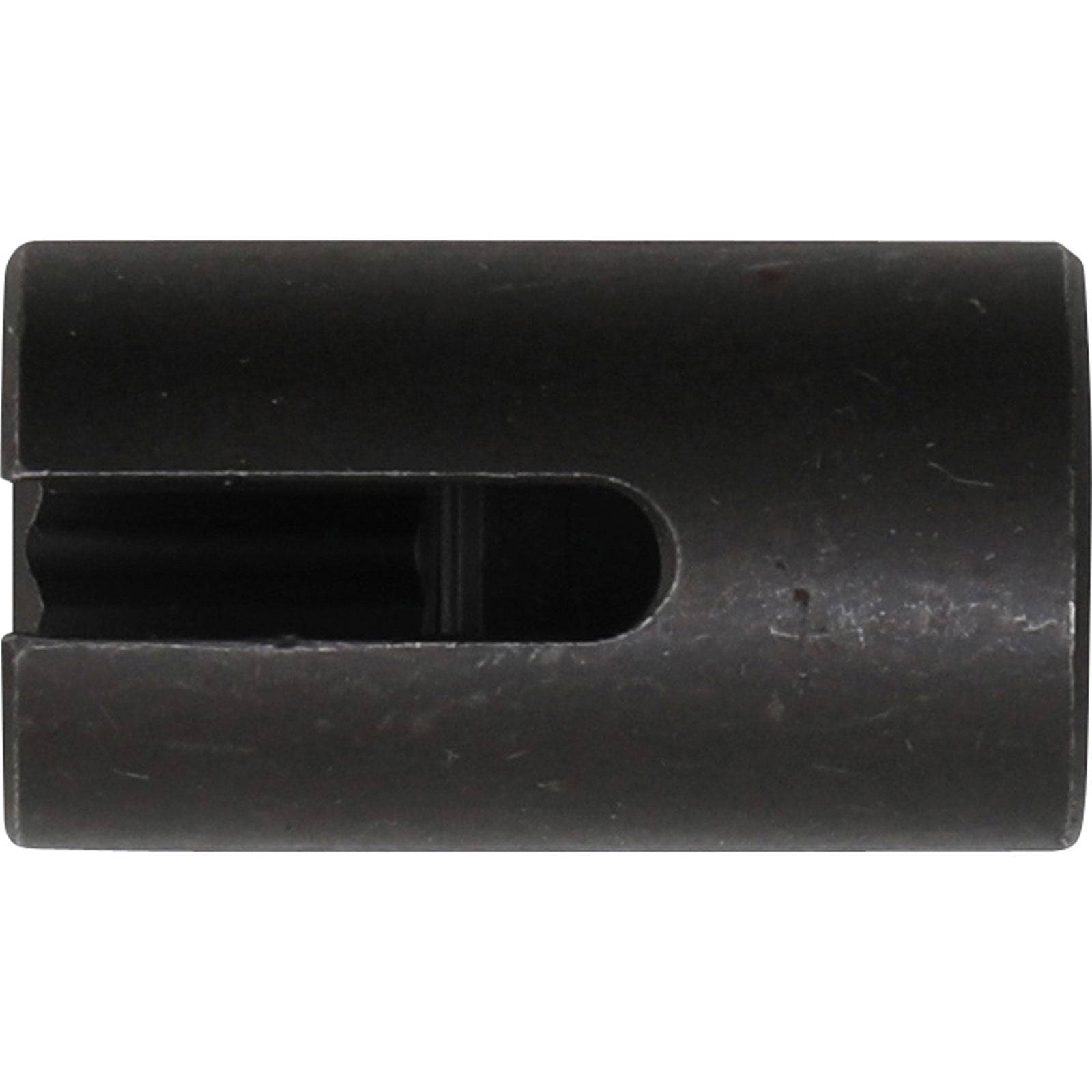 Ein Nahaufnahmefoto eines dunklen zylindrischen Objekts mit einer halbkreisförmigen Aussparung an einer Seite, von oben betrachtet.