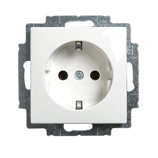 Eine weiße elektrische Wandsteckdose mit einem Metallbefestigungsrahmen, mit zwei runden Löchern für Steckerstifte und einem zentralen Schutzloch.