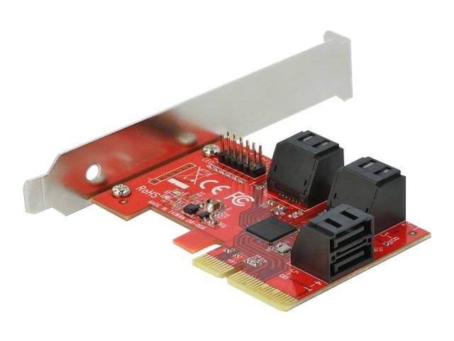 Rote PCIe-Erweiterungskarte mit Metallhalterung und mehreren schwarzen Anschlüssen/Verbindern, gezeigt auf weißem Hintergrund.