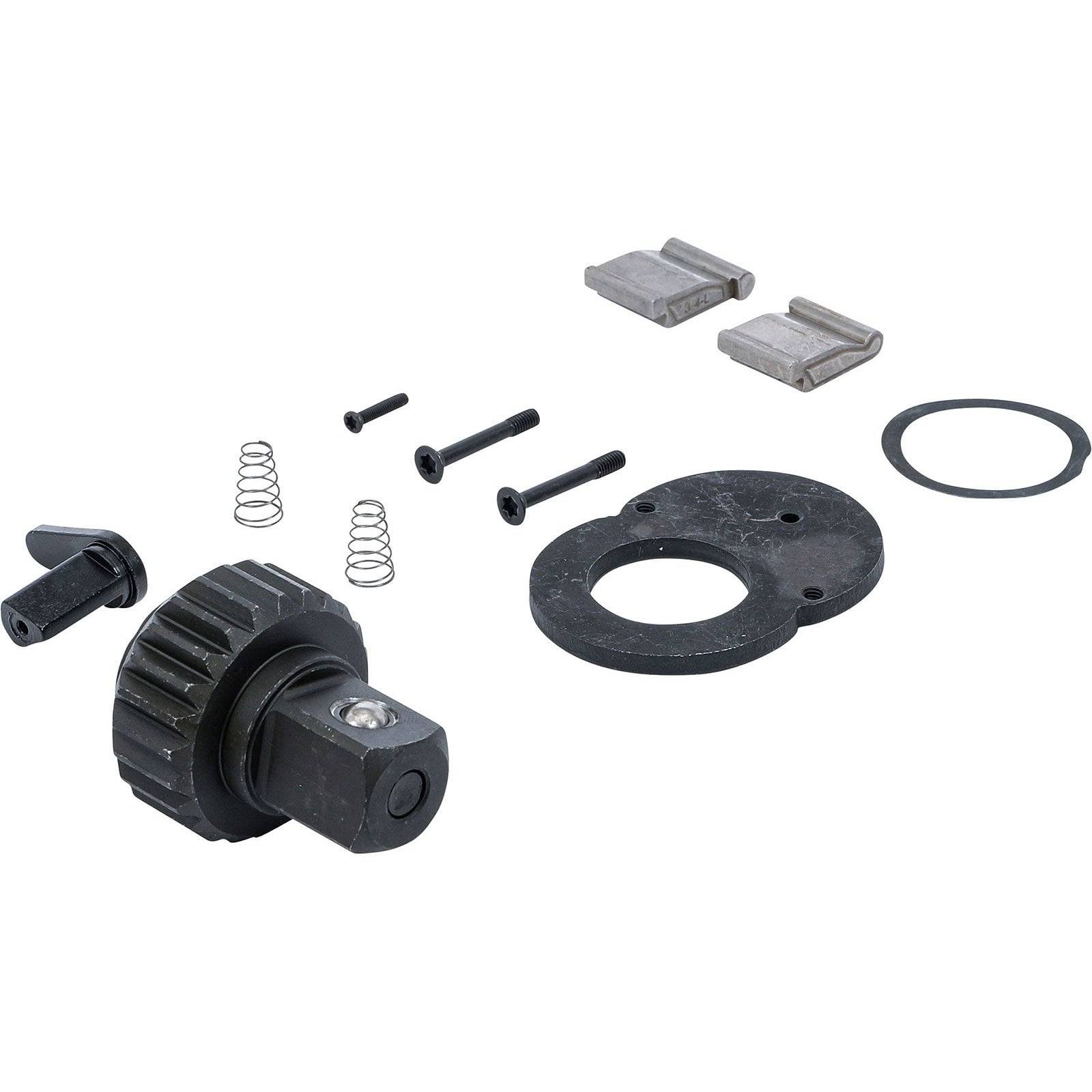 Eine zerlegte Ratschenmechanik mit Zahnrad, Federn, Schrauben und weiteren Komponenten, die auf weißem Hintergrund angeordnet sind.