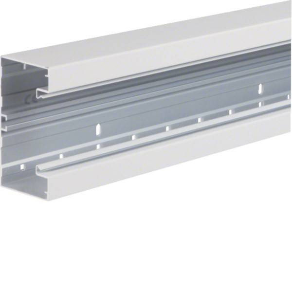 Eine Kabelrinne aus Metall mit offener Oberseite und geschlitzten Seitenwänden, die zur Unterstützung und Führung isolierter elektrischer Kabel in einem Gebäude verwendet wird.
