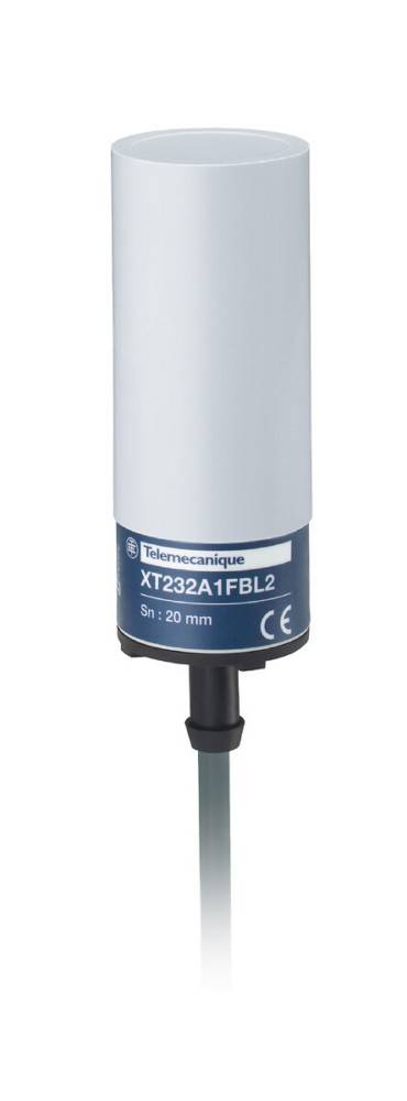 Ein zylindrischer Sensor mit der Bezeichnung 'Telemecanique XT232A1FBL2' und einer Erfassungsreichweite von 20 mm, versehen mit CE-Kennzeichnungen am unteren Ende.