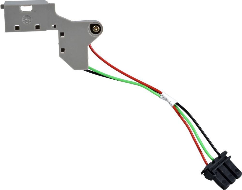 Eine Metallhalterung mit sichtbaren Schraubenlöchern und angeschlossenen roten, grünen und schwarzen Kabeln, die in einem Stecker enden. Wahrscheinlich für elektronische Geräte verwendet.