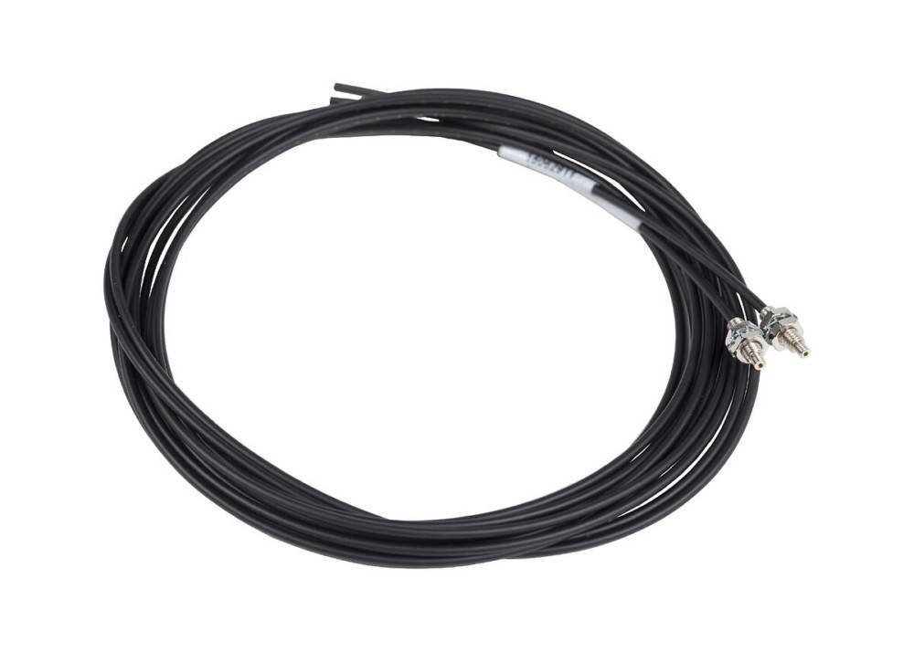 Ein gewickeltes schwarzes Kabel mit einem Anschluss an einem Ende, das für elektronische oder telekommunikative Zwecke entwickelt wurde.