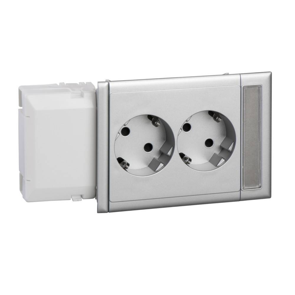 Doppelte elektrische Wandsteckdose mit Silberfinish, ausgestattet mit zwei Steckdosen und einem leeren Bedienfeld auf der rechten Seite für mögliche Schalter oder Abdeckungen.