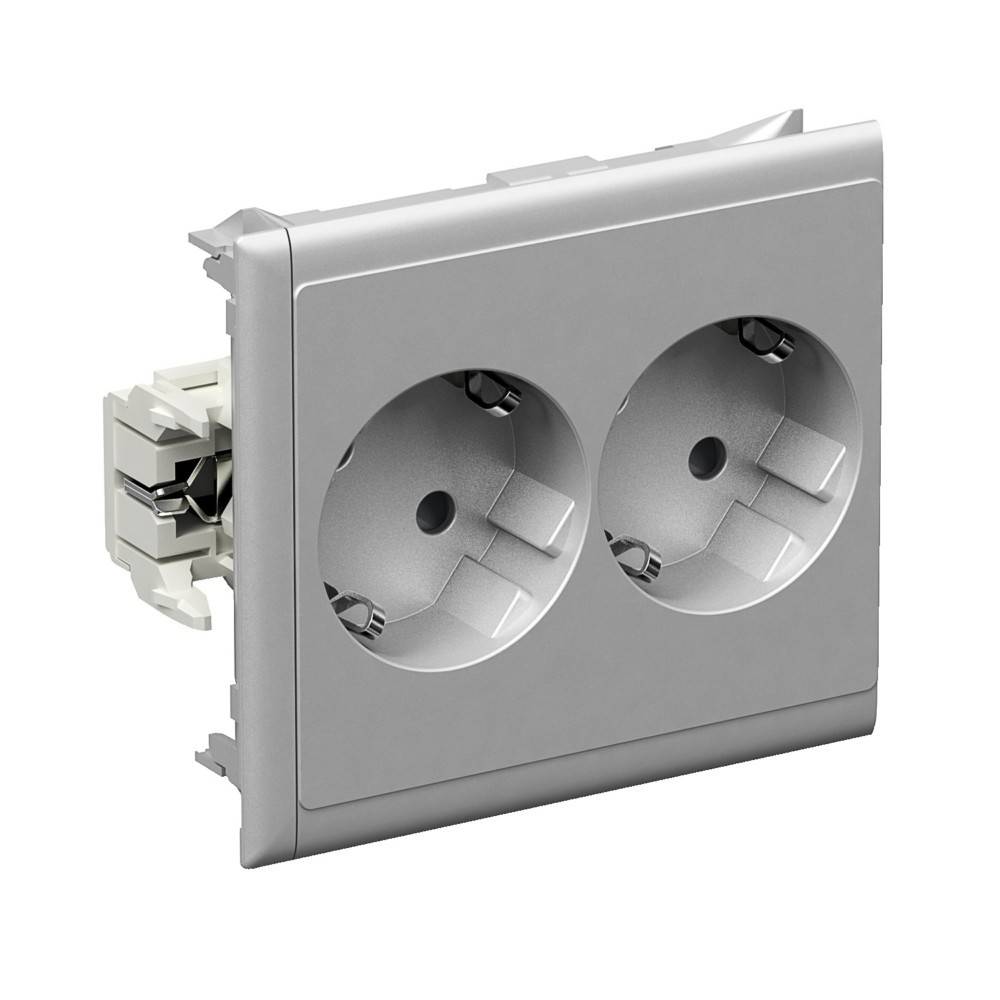 Eine doppelte Wandsteckdose mit silbernem Rahmen, für europäische Stecker konzipiert, mit sichtbarem Verdrahtungsmechanismus auf der Rückseite.