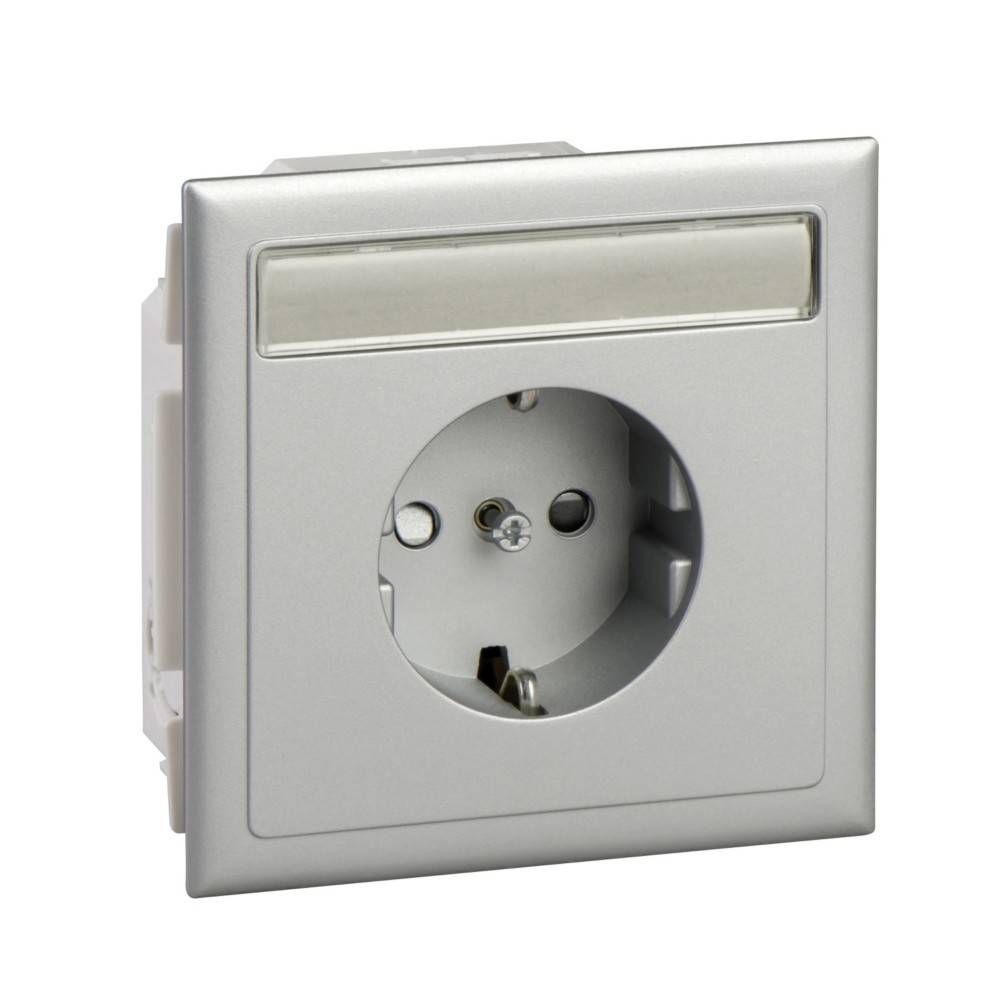 Eine silberne elektrische Wandsteckdose mit einem rechteckigen Rahmen und drei kreisrunden Löchern, die für das Einstecken von Steckern vorgesehen sind.