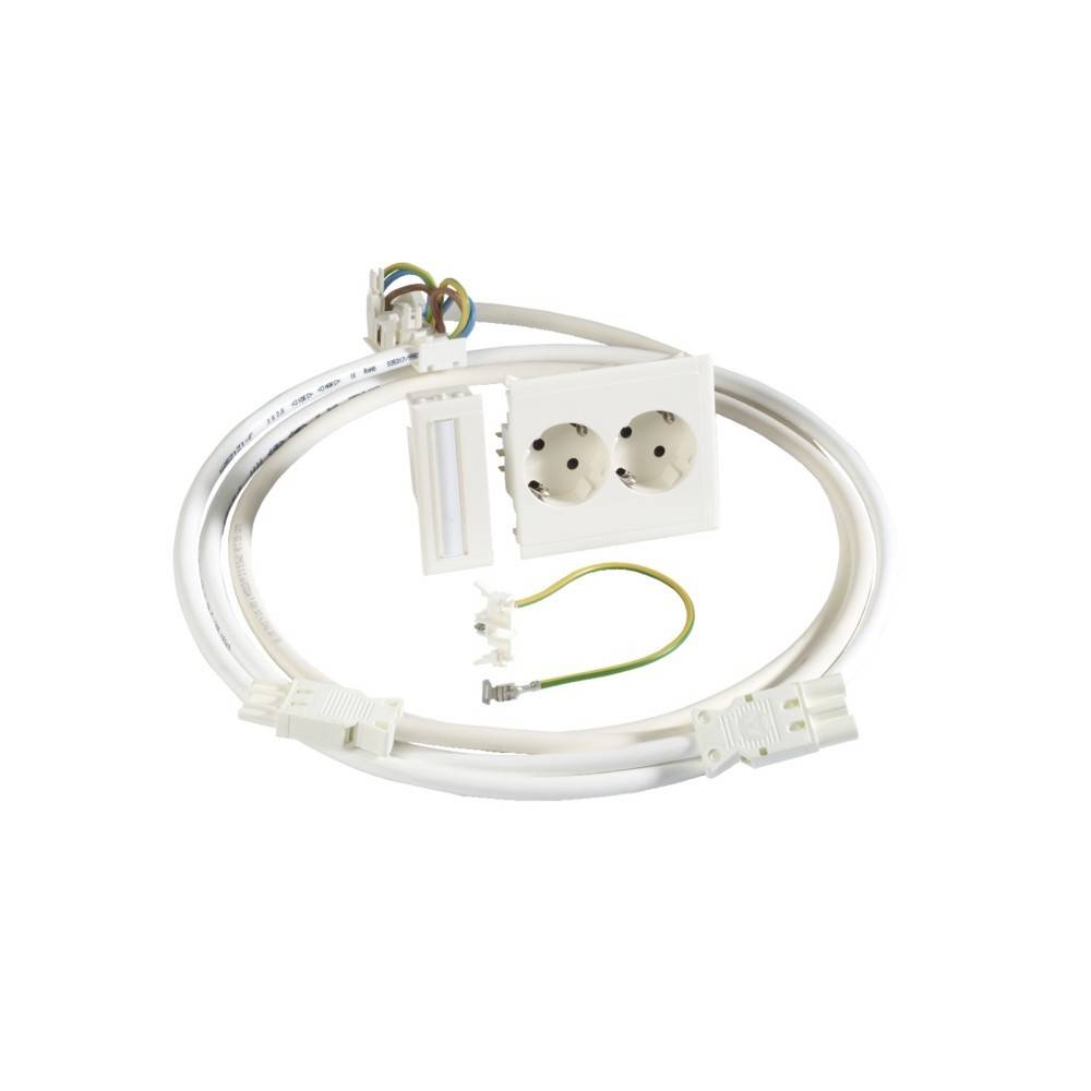 Ein Set elektrischer Komponenten, bestehend aus einer weißen Doppelsteckdosenblende, Lüsterklemmen und einem flexiblen Kabel mit freigelegten bunten Leitern.
