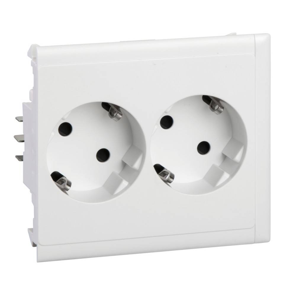 Weißer Doppel-Elektro-Wandstecker, geeignet für europäische Stecker, mit zwei runden, versenkten Öffnungen und metallischen Kontaktpunkten.