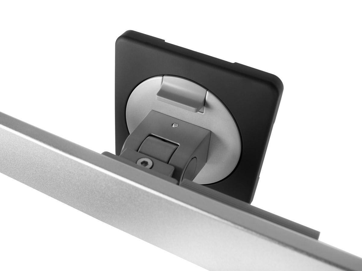 Rückansicht eines Monitorständers mit einem verstellbaren Scharniermechanismus, der Neigung und Drehung für eine ergonomische Bildschirmpositionierung ermöglicht.