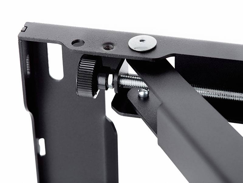 Nahaufnahme einer schwarzen Metallhalterung mit einer Schraube und einem verstellbaren Drehknopf, die zum Montieren oder Sichern von Ausrüstung verwendet wird und deren robustes Design hervorgehoben wird.