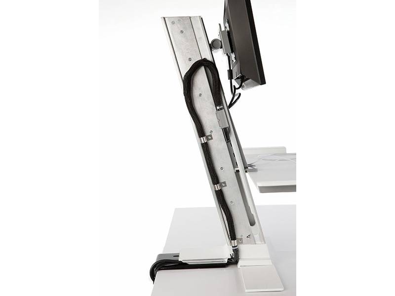 Seitenansicht eines Computermonitors, der auf einem verstellbaren Metallständer mit Kabelverwaltungssystem montiert ist.