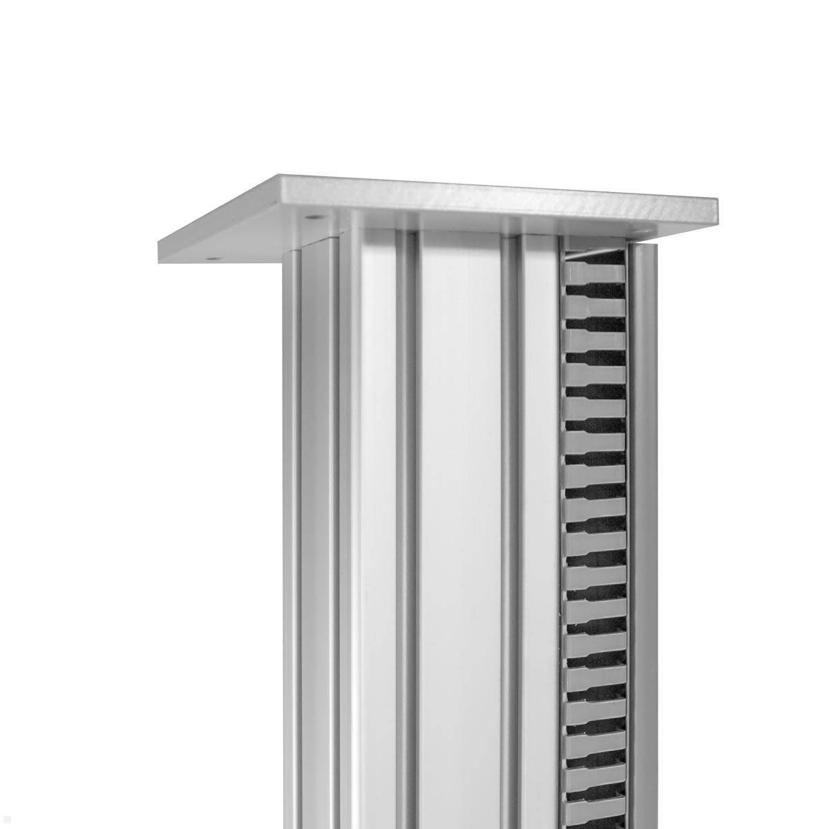 Ein vertikales Aluminium-Extrusionsprofil mit mehreren gleichmäßig verteilten horizontalen Schlitzen.