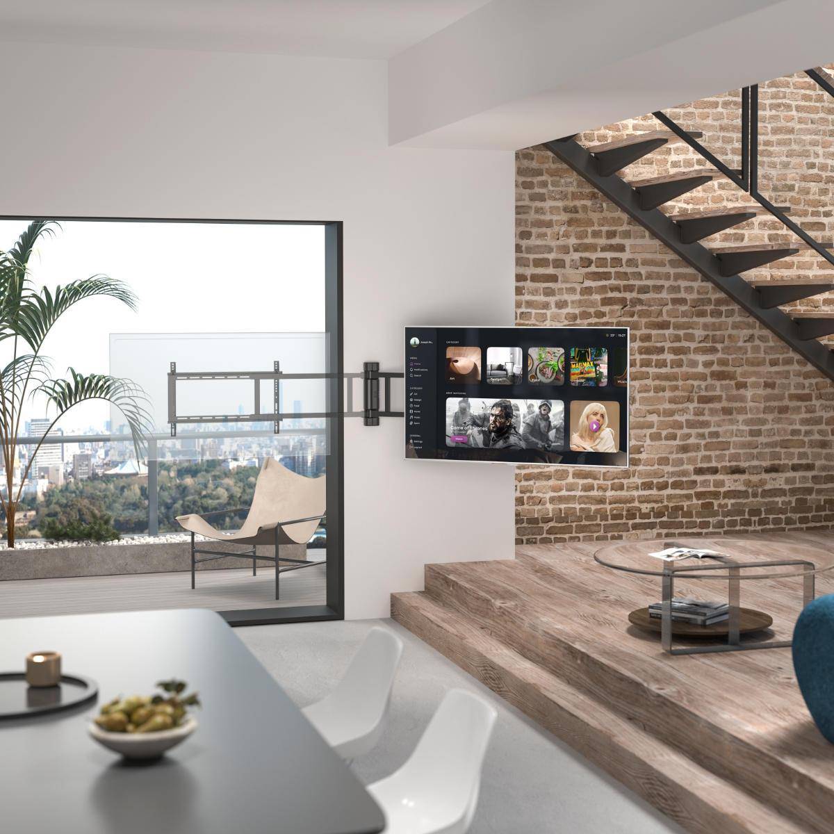 Moderner Wohnbereich mit Stadtblick durch großes Fenster, Außenterrasse, cleaner Möblierung, wandmontiertem Fernseher, der Musik- und Kunstcover anzeigt.