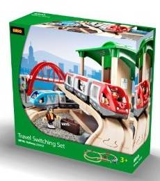 BRIO 33512 - Großes Bahn Reisezug Set, mit Bahnhof, Schienen und Figuren
