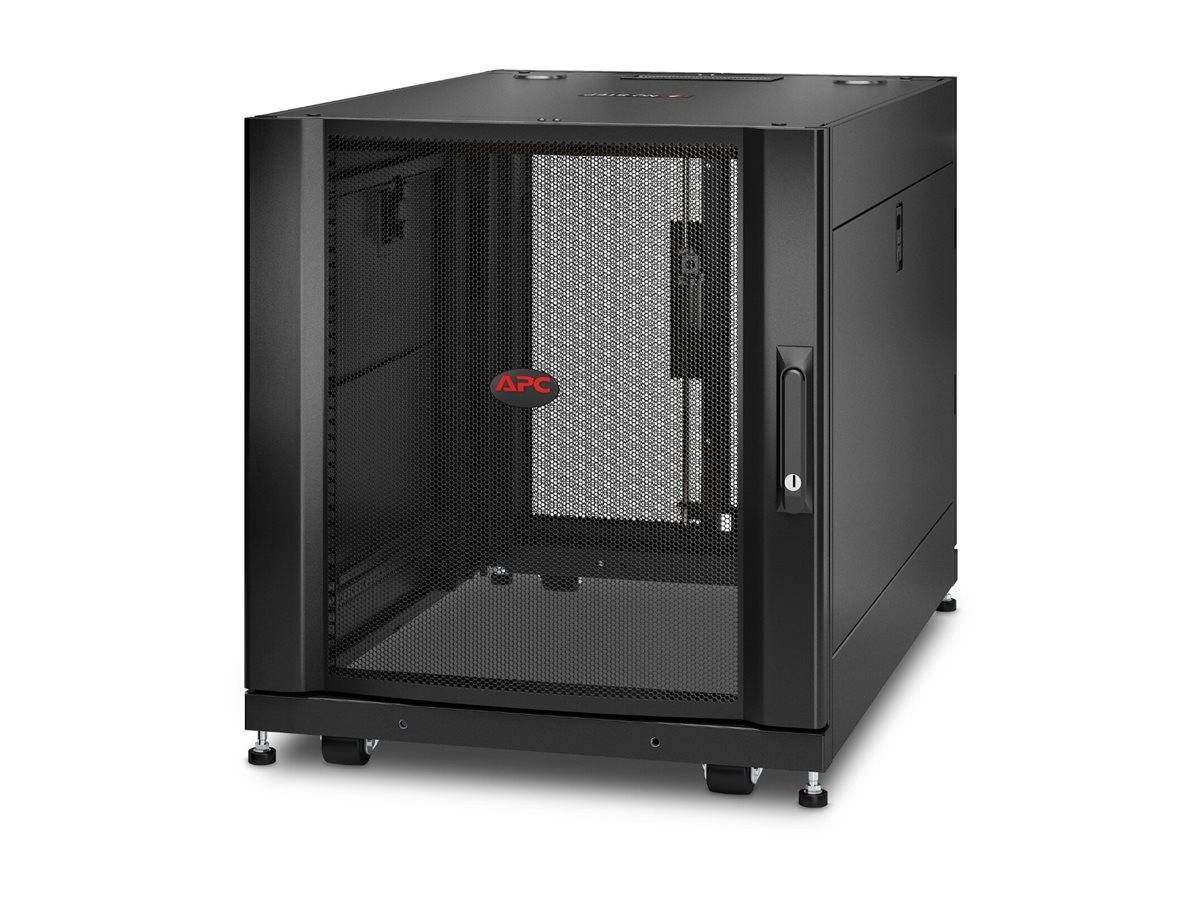 Schwarzer APC-Serverrack-Schrank mit Maschendrahtfront und Schloss, auf Rollen vor weißem Hintergrund.
