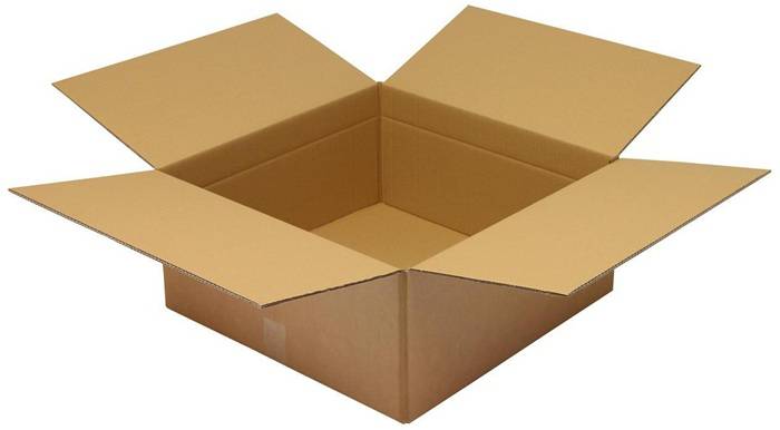 Eine offene leere Kartonversandbox mit vier nach außen gespreizten Klappen.