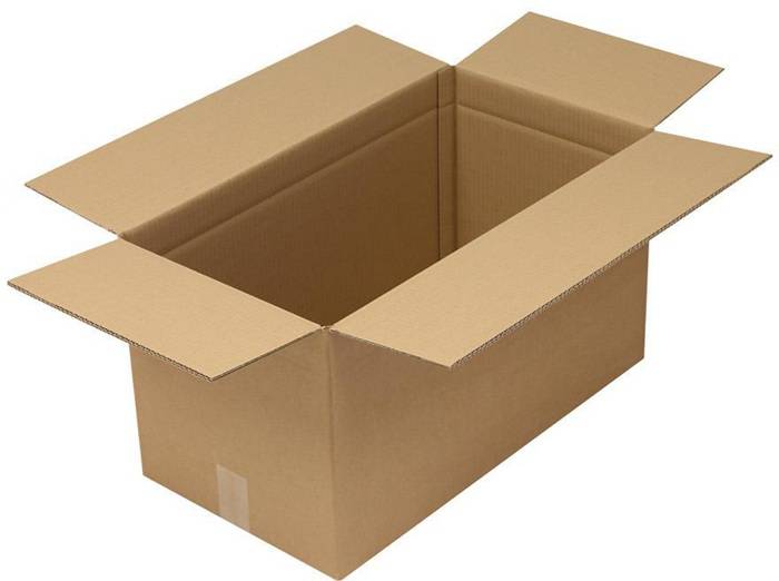Eine offene braune Pappversandbox mit nach oben geöffneten Deckeln auf weißem Hintergrund.