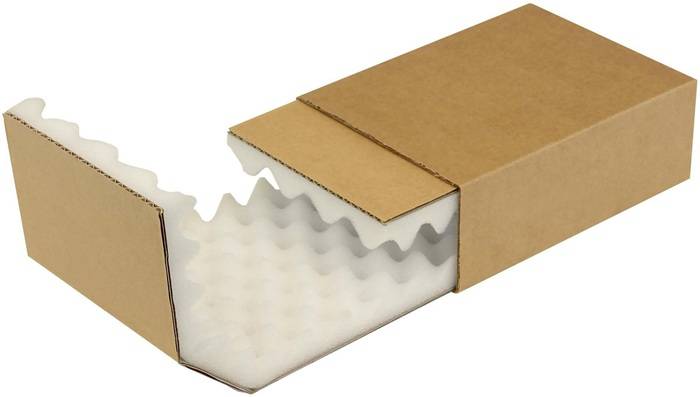 Offene Pappversandbox mit weißem Schaumstoff-Einlage innen, teilweise herausgezogen, auf weißem Hintergrund gezeigt.