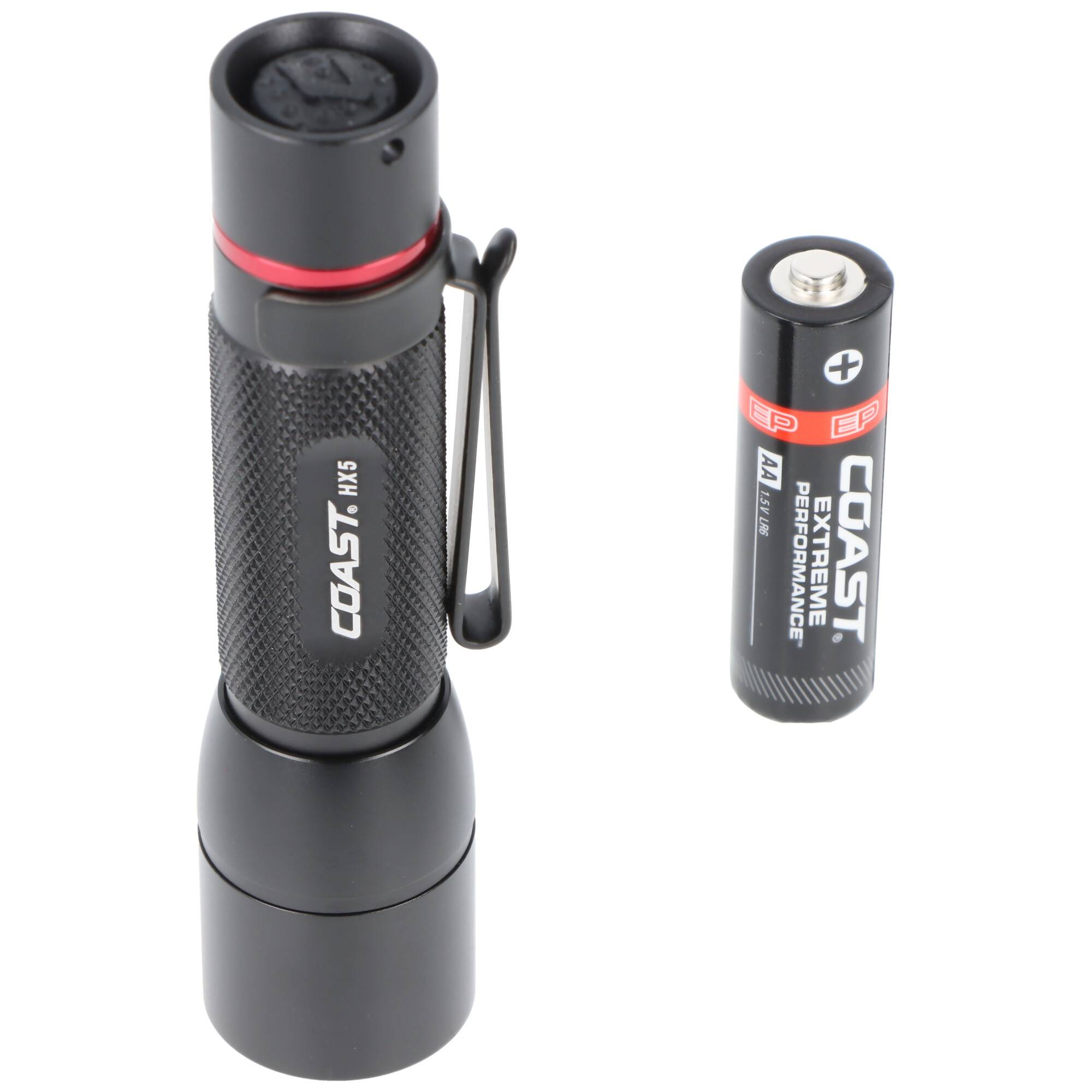 Schwarze Coast-Taschenlampe mit Clip und rotem Akzent, daneben eine einzelne AA Coast Extreme Performance-Batterie auf weißem Hintergrund gezeigt.