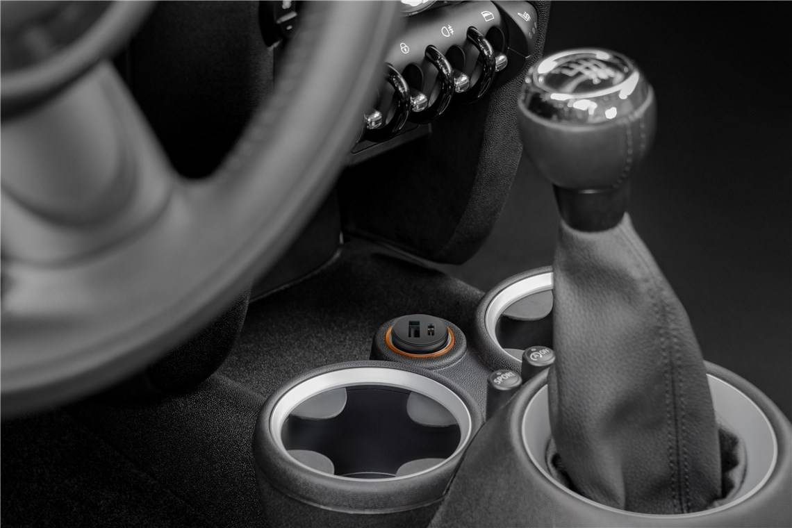 Dual-USB Auto Schnellladegerät USB-CTM Power Delivery, Ladeadapter für Kfz, lädt Geräte über USB-A und USB-C, speziell f