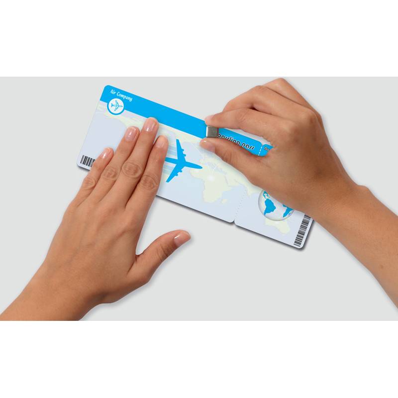 Zwei Hände, die einen Boardingpass mit einem Flugzeugsymbol halten. Der Hintergrund zeigt eine Karte, was Reisen oder Flug andeutet.