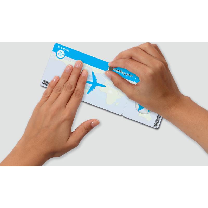 Zwei Hände halten einen blau-weißen Flugboardingpass, teilweise aufgefaltet, mit einem sichtbaren Fluggesellschaftslogo.