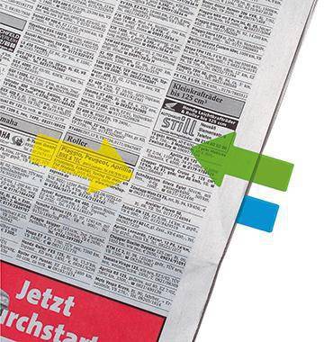 Klassifizierte Zeitungsseite mit farbigen Pfeilaufklebern, die Anzeigen hervorheben und auf markierte Elemente zur Überprüfung oder Auswahl hindeuten.