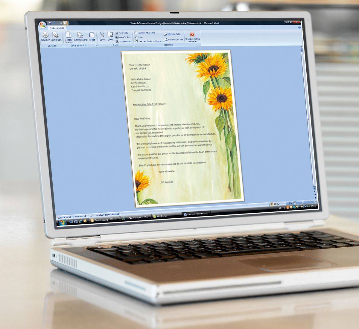 Laptop-Bildschirm, auf dem ein Textverarbeitungsdokument mit einer Blumenbriefvorlage mit gelben Sonnenblumen angezeigt wird.