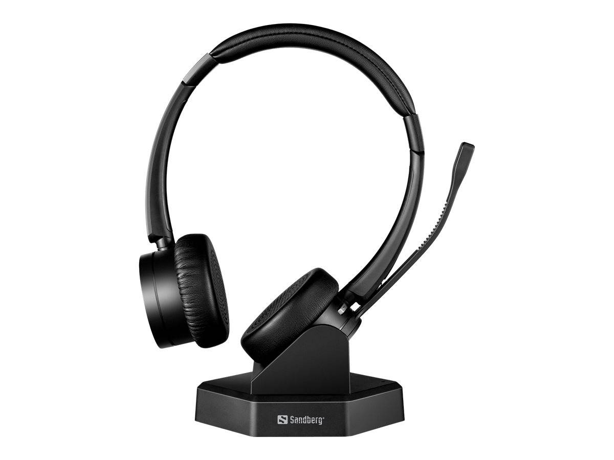 Schwarzes Over-Ear-Headset auf einer Ladestation mit Boom-Mikrofon.