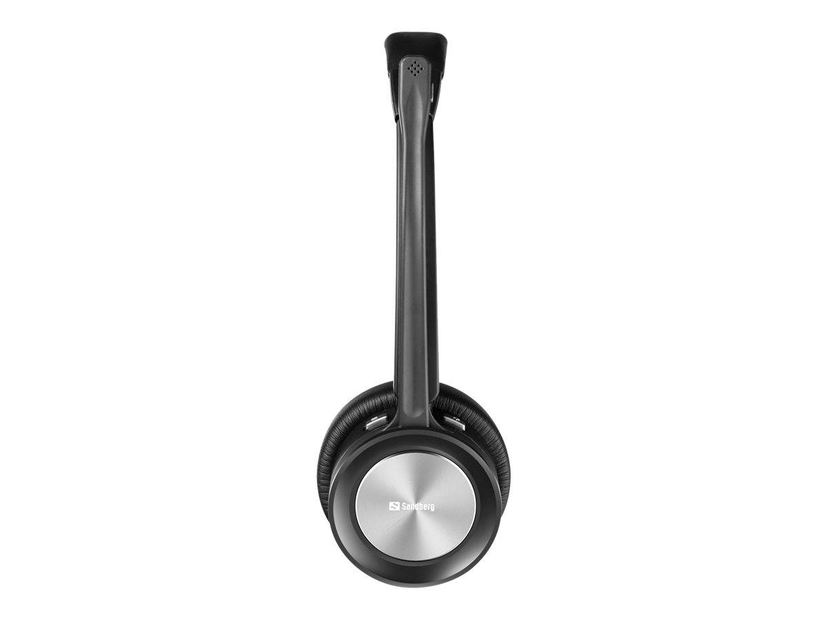 Schwarze Over-Ear-Kopfhörer mit silbernem Ohrmuschel auf weißem Hintergrund.