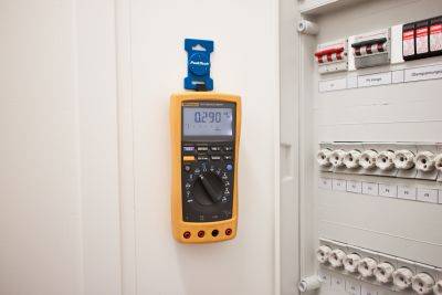 Magnethalterung für Digitalmultimeter und Werkzeuge mit Klettverschluss