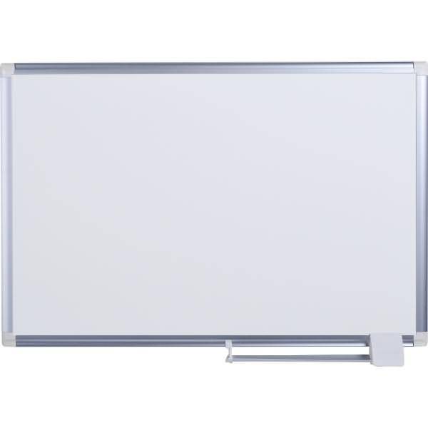 Leeres Whiteboard mit Aluminium-Rahmen und untere Ablage auf einfachem weißem Hintergrund.