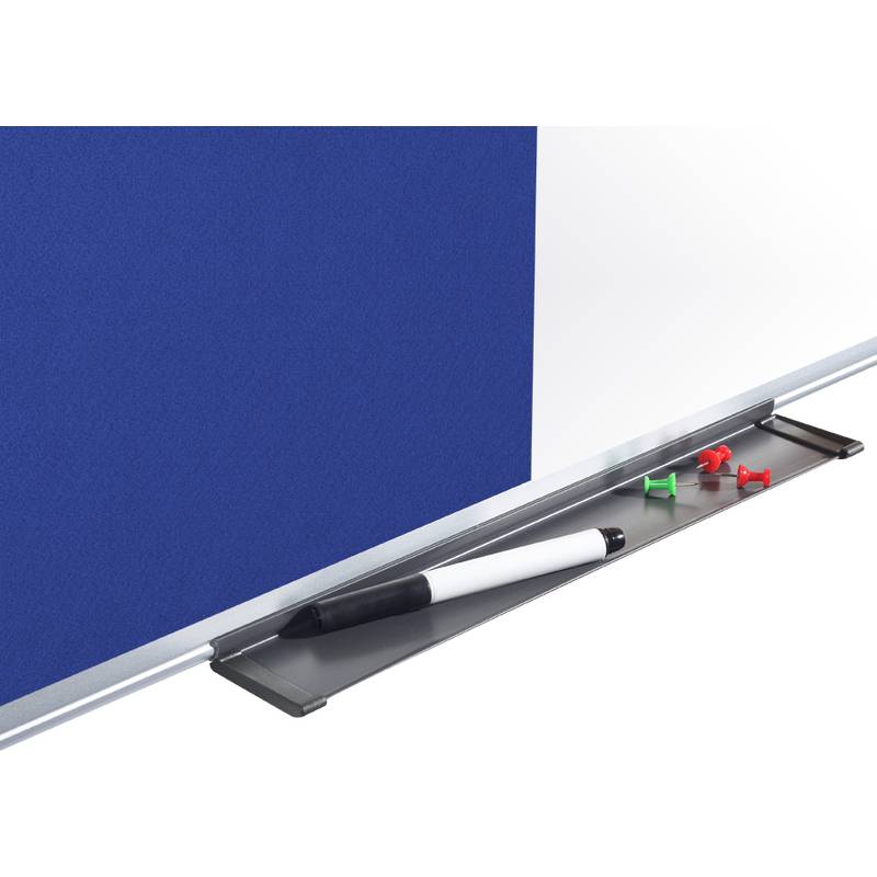 Eine blaue und weiße Magnetwand mit einer Ablage hält einen schwarzen Marker und bunte Pinnnadeln.