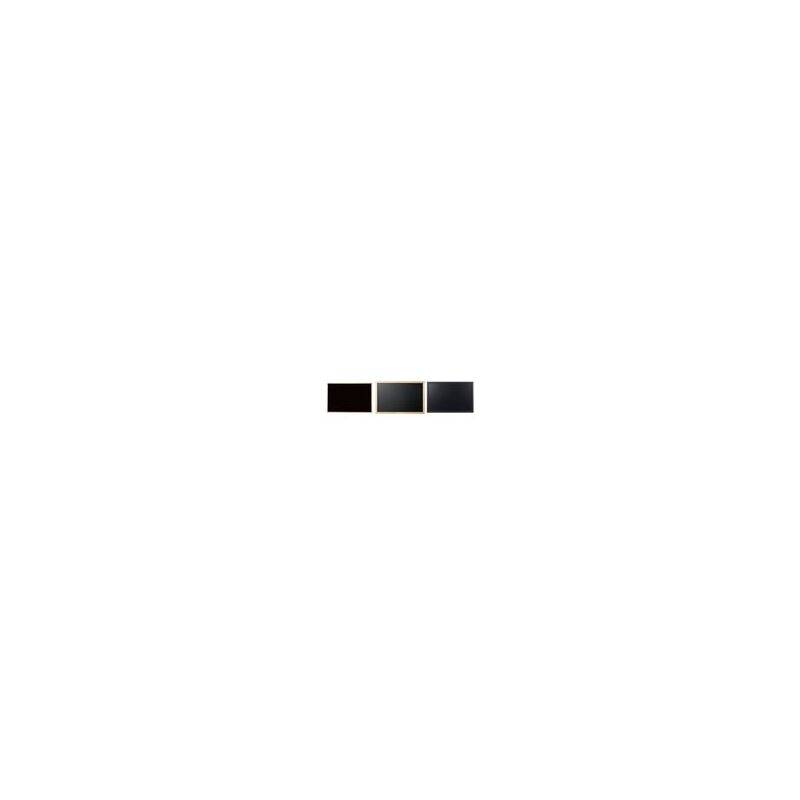 Drei kleine dunkle rechteckige Farbmuster horizontal auf weißem Hintergrund angeordnet.