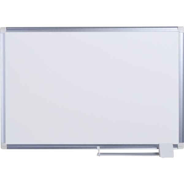 Whiteboard mit Aluminiumrahmen und Tablett, frontal auf weißem Hintergrund abgebildet.
