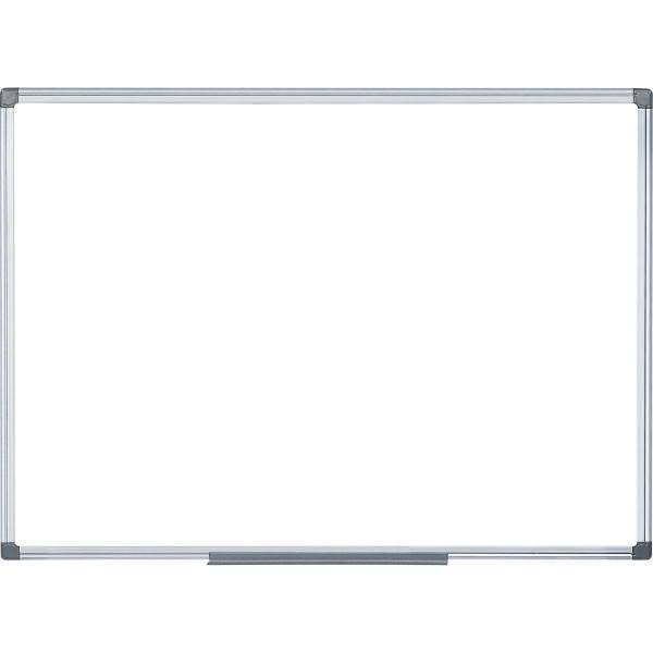 Leeres Whiteboard mit Silberrahmen und Ablage, leer auf weißem Hintergrund dargestellt.