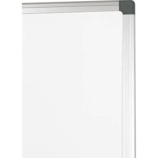 Leeres weißes Whiteboard mit Aluminium-Rahmen und dunklen Eckenkappen, leer vor einem schlichten Hintergrund dargestellt.