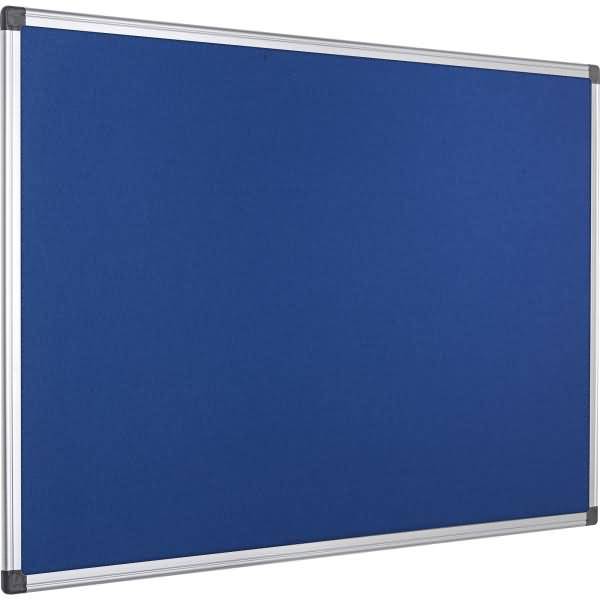Blaubraune Pinnwand aus Stoff mit silbernem Aluminiumrahmen und dunklen Eckenkappen, leer vor weißem Hintergrund dargestellt.