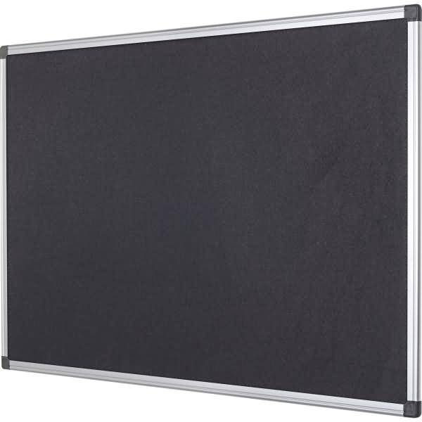 Ein großes schwarzes Bulletin-Board mit silbernem Metallrahmen, vor weißem Hintergrund dargestellt.