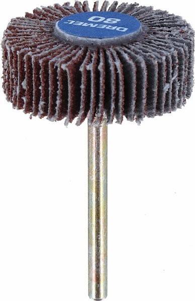 Ein zylindrisches Schleifrad mit mehreren Schleifpapierfahnen, das an einer Metallstange befestigt ist und zum Schleifen oder Polieren von Oberflächen verwendet wird.