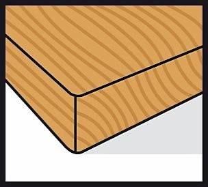 Eine Nahaufnahme einer Holzbretts-Ecke, die Holzmaserungen und abgerundete Kanten zeigt.