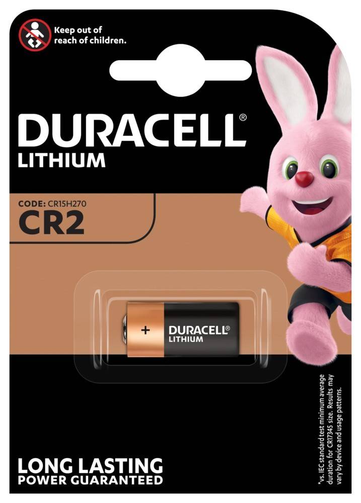 Eine Verpackung, die eine Duracell CR2-Lithiumbatterie zeigt, die von einem pinken Hasen-Maskottchen gehalten wird und die kompakte Größe und Marke der Batterie betont.
