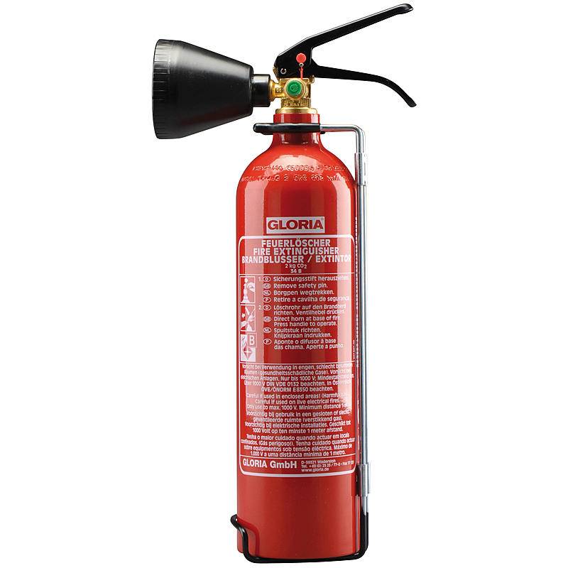Roter Feuerlöscher Gloria mit schwarzem Schlauch und Griff, aufrecht auf weißem Hintergrund dargestellt.