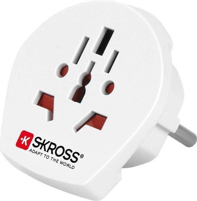 Ein weißer universeller Reiseadapter mit mehreren Steckdosentypen, der für die weltweite Nutzung entwickelt wurde. Der Markenname 'SKROSS' ist seitlich aufgedruckt.